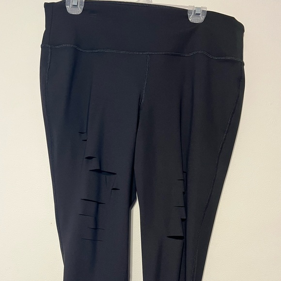LIVI By Lane Bryant~Yoga/Activewear Black Capri Leggings~front Cutouts~Sz 18/20 - Picture 1 of 6